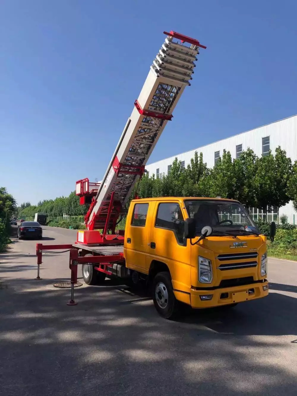 烟台附近的云梯车出租服务：轻松解决高空作业需求